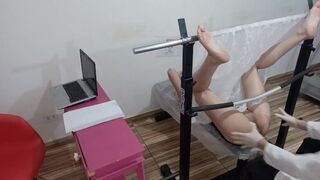 Red tiener amateur opent voor perverse gynaecoloog