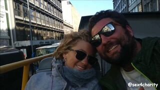 Openbare neuken op een Porto sightseeing bus