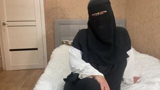Hot Arab milf geeft lustige instructies aan zijn stiefzoon