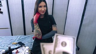 Sexy verpleegkundige in latex handschoenen helpt haar patiënt sperma monsters te geven