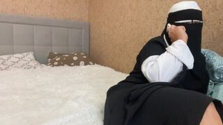 Arabische vrouw praten aan de telefoon en het aanraken van haar poesje naar orgasme