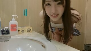 Schattig Japans meisje geneukt in een gewoon café met speelgoed en pijpen