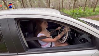 Hete nymfomane verleidde de student in de auto