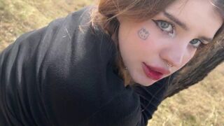 Hot nimphoman neukt de exhibitionist in het bos