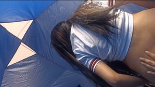 De wilde seks van studenten in de tent op de schoolreis!