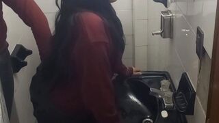 Tiener Latijnse student wilde seks in de badkamer voor school
