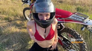 Hot biker chick zuigt de motorrijder in het enduro veld