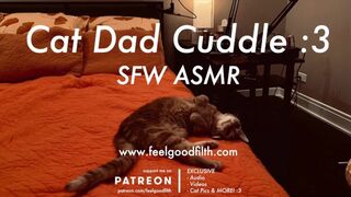 De knuffel van een kat vader met een echte asmr kat bom