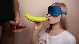 Kleine stiefzus spelen in het fruit spel geblinddoekt