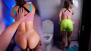 Teef met de perfecte kont, ze gaan haar neuken in het toilet!