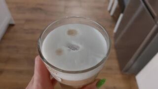 Gehoornde echtgenoot drinkt koffie met de smaak van sperma nadat zijn vrouw zijn vriend zuigte en zijn mond was moe