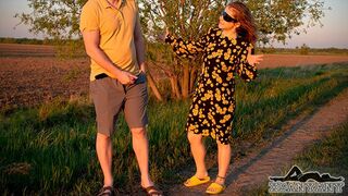 Mooie sari bhabhi vroeg om aanwijzingen van een desi vreemdeling, en ze neukten hem hard in de paarse zonsondergang