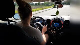 Hete vrouw zuigen een vreemdeling in een auto op openbare straat