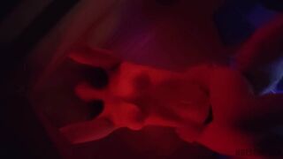 Hot milfs krijgen geneukt in honden in de sauna