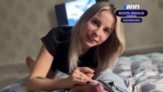 Amateur blond meisje met een grote lul