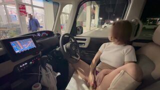 Pervert, grote borsten milf masturbeert in de auto in het openbaar, hoewel een jonge man kan zien