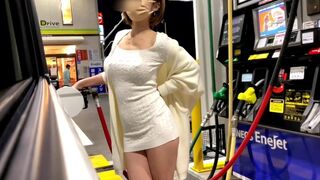 Hete dame toont zich in de winkel met grote tieten en raakt opgewonden door gluurders