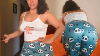 Stiefmoeder Mostoha berispt haar stiefzoon en vraagt om een massage om stress te verlichten
