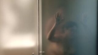 Echte amateur neuken in de badkamer met een grote-ass tiener
