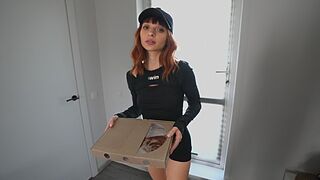 Sexy schoolmeisje koerier at mijn pizza en ik neukte haar strakke poesje