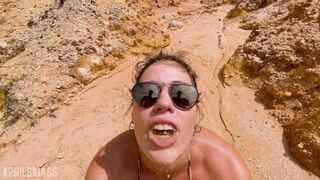 Een sterke gele plas op het openbare strand en vult mijn gezicht aan de kust van Brazilië