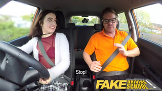 Fake Driving School - nieuwe student strak poesje gestart