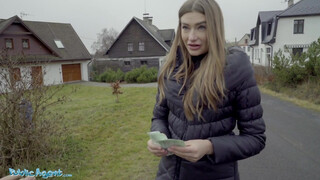 Public agent - kleine tiet teef neukt voor geld