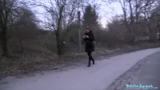 Openbaar agent - Alicia Wild toont haar tieten