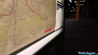 Openbaar agent - verloren meid op het station