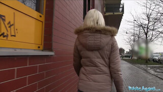 Openbaar agent - Lucy Shine neemt geld voor seks