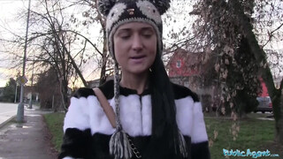 Openbare agent - leuke Russische chick van de straat