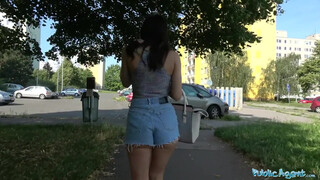 Openbaar Agent - Italiaanse chick met sexy lichaam