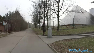 Openbaar agent - Tsjechische chick in de steeg