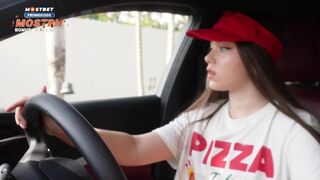 Ik neukte het pizzameisje omdat ze te laat was, en ik beloonde haar poesje met een grote smaak