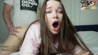 Hij betrapte zijn stiefzuster kreunen, en hij verwachtte niet twee harde lullen - valeria sladkih