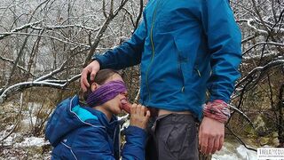 Openbare pijpen en haan inname op de oever van de berg rivier