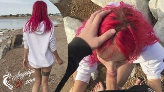 Wilde tiener pijpen op het strand - slik het hele
