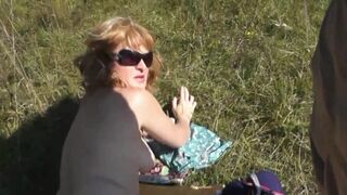 Wild beach pervert gluren naar een sexy blonde milf terwijl zonnebaden naakt, slaan harde lul en spritzing in een pow