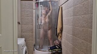 Ik werd echt opgewonden, dus ik klom in de douche van mijn stiefvader