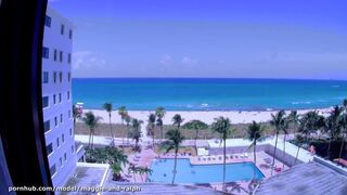 Naakt op Miami strand, hotel kamer venster op de oceaan