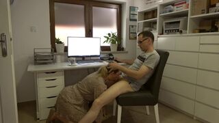 Minister brengt koffie naar het kantoor, dan rijdt hij hard met zijn strakke kut, duwt zijn gezicht