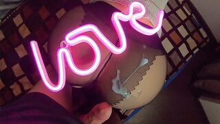 Amateur paar sensuele neuken onder het roze licht in de pov