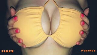 Tiet in het zwembad in een sexy beha