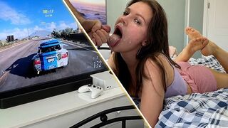 Hij speelde gewoon Xbox, en opeens werd hij gepijpt