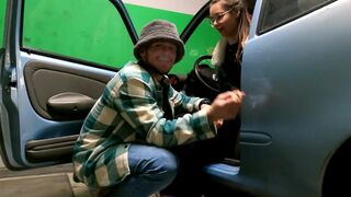 Verlegen meisje zuigt en neukt hard op de parkeerplaats met een gezicht naar gezicht