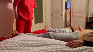 Zuster liet hem er niet van genieten toen hij haar betrapte