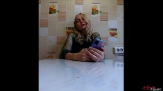 Blond meisje lezen Harry Potter zittend op een vibrator