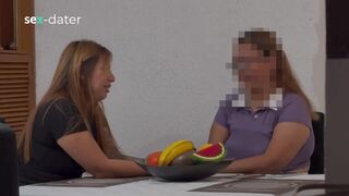 Hot volwassen vrouw vingerd jong lesbisch poesje terwijl ze geniet van haar spritzing