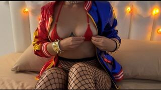 Ufo neukt de hete Harley Quinn in een rode magnetron bikini in elk gat