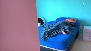 Verrassing 18e verjaardag wakker-oproep voor mijn stiefzus, mijn moeder betrapte me neuken haar grote kont en haar strakke poesje. Deel 1